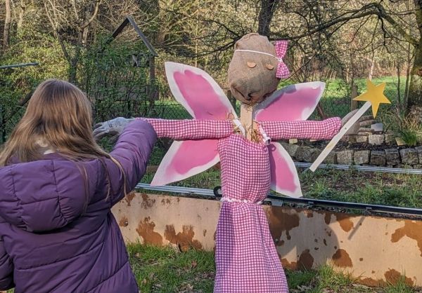 Superhelden für den Gemüsegarten - Kreative Vogelscheuchen und verborgene Kräfte 